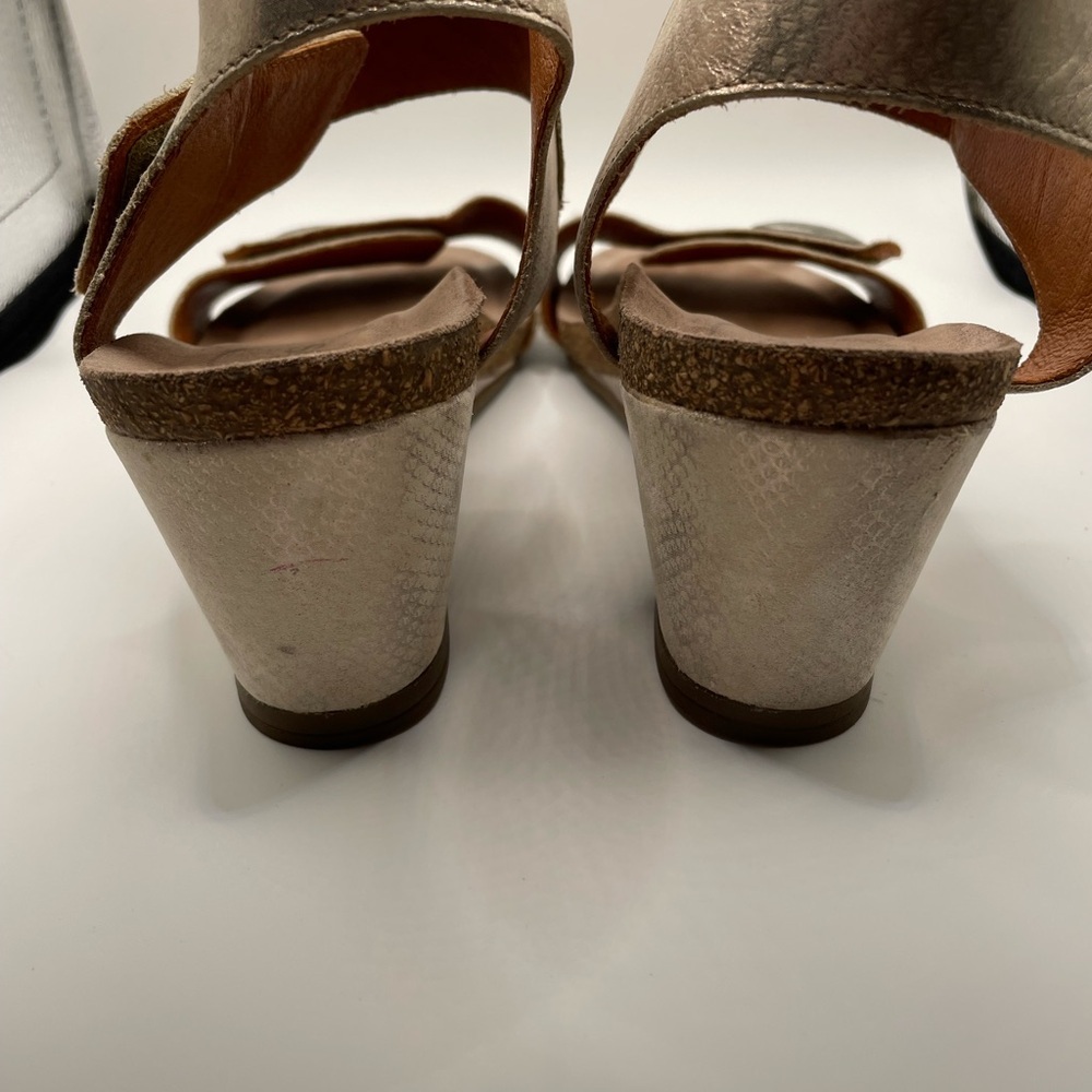Blowout special -- 2 pairs of gorgeous "Carousel" Taos sandals for one price! - Picture 4 of 8